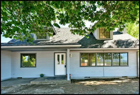 717 Malabar St, Central Point, OR 97502 photo 1