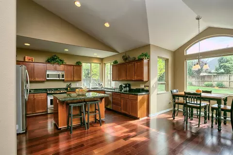 27 Blackstone Ct, Eagle Point, OR 97524 photo 2