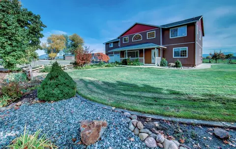 584 E Rolling Hills Dr, Eagle Point, OR 97524 photo 1