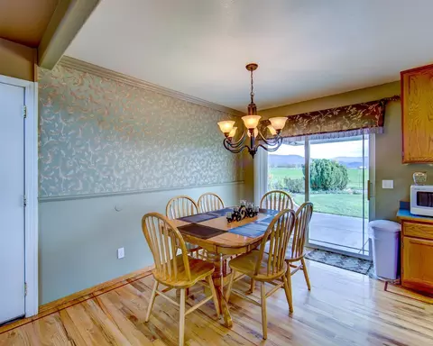 584 E Rolling Hills Dr, Eagle Point, OR 97524 photo 11