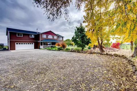 584 E Rolling Hills Dr, Eagle Point, OR 97524 photo 2