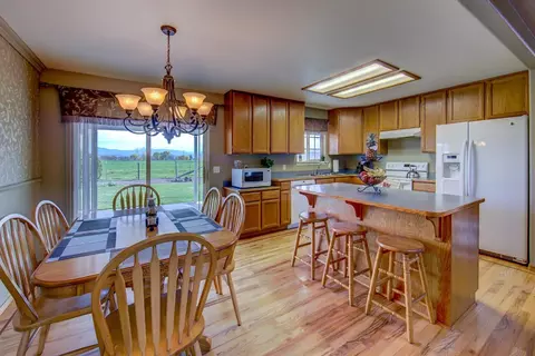584 E Rolling Hills Dr, Eagle Point, OR 97524 photo 13