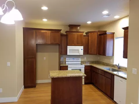 392 Live Oak Loop, Central Point, OR 97502 photo 3
