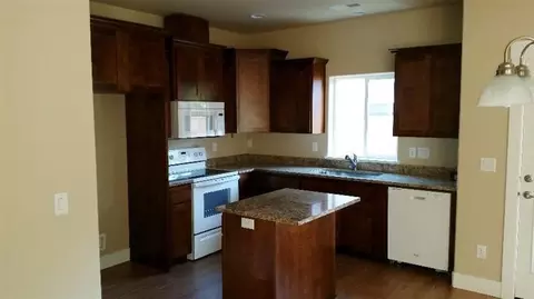392 Live Oak Loop, Central Point, OR 97502 photo 4