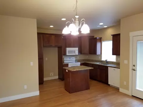 392 Live Oak Loop, Central Point, OR 97502 photo 7