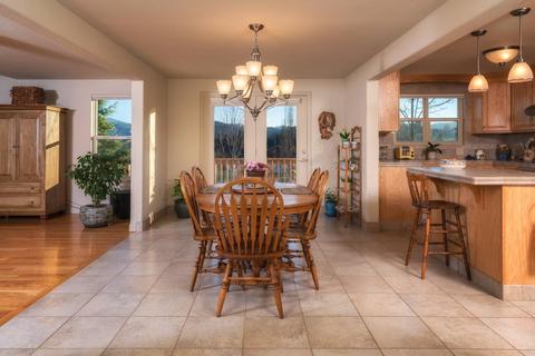 3910 Jonathon Way, Central Point, OR 97502 photo 7