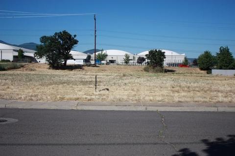 3042 Samike Dr, Medford, OR 97501