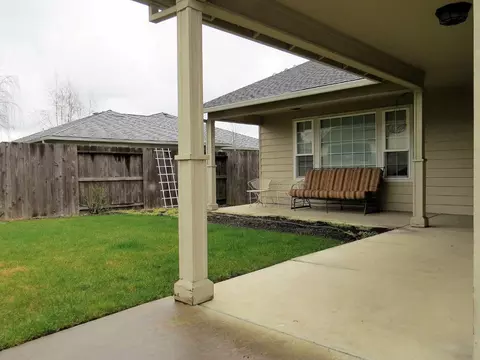 733 Crystal Dr, Eagle Point, OR 97524 photo 2