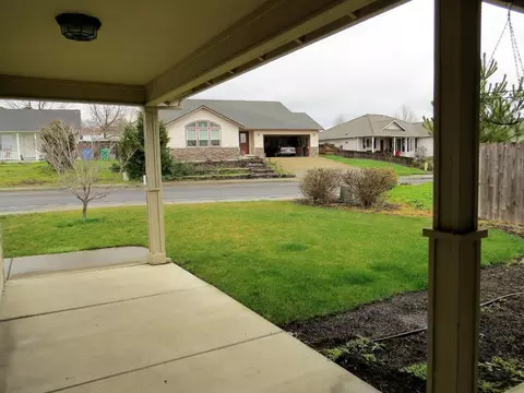 733 Crystal Dr, Eagle Point, OR 97524 photo 4