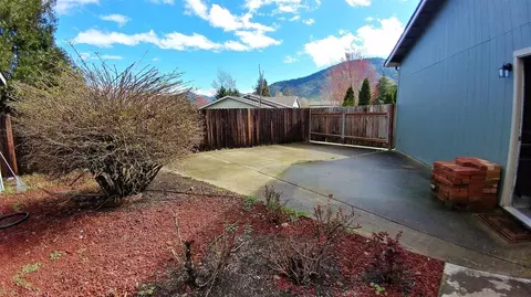 1248 E View Pl, Grants Pass, OR 97527 photo 5