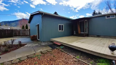 1248 E View Pl, Grants Pass, OR 97527 photo 2