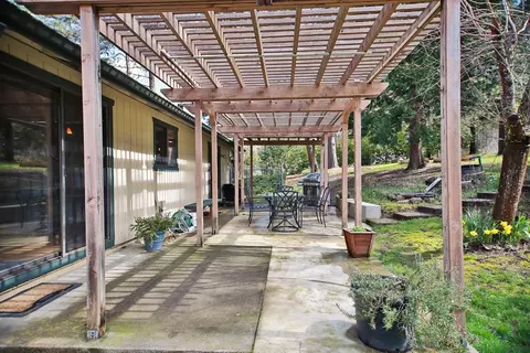1485 Summit Loop, Grants Pass, OR 97527 photo 3