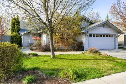321 Meadow View Dr, Phoenix, OR 97535 photo 2