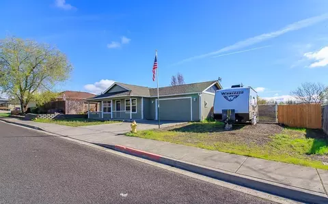 977 Ridgeview Dr, Eagle Point, OR 97524 photo 2