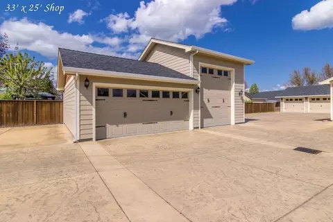 3524 Grant Rd, Central Point, OR 97502 photo 4
