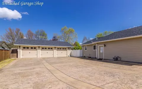3524 Grant Rd, Central Point, OR 97502 photo 5