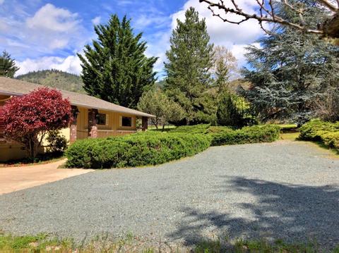 380 Summit Loop, Grants Pass, OR 97527 photo 2