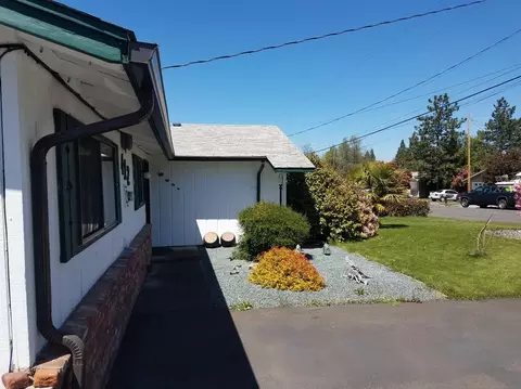412 B St, Phoenix, OR 97535 photo 4