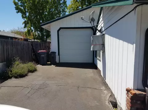 412 B St, Phoenix, OR 97535 photo 5
