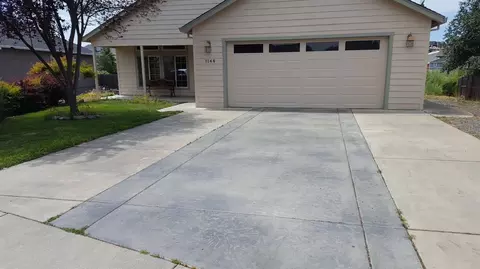 1144 Highlands Dr, Eagle Point, OR 97524 photo 2