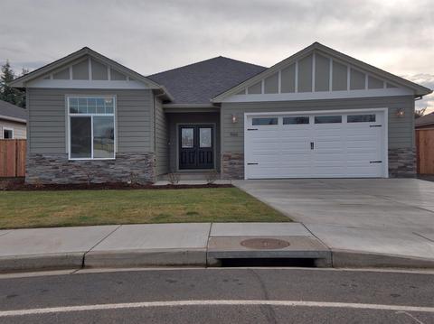 966 Arrowhead Trl, Eagle Point, OR 97524 photo 1