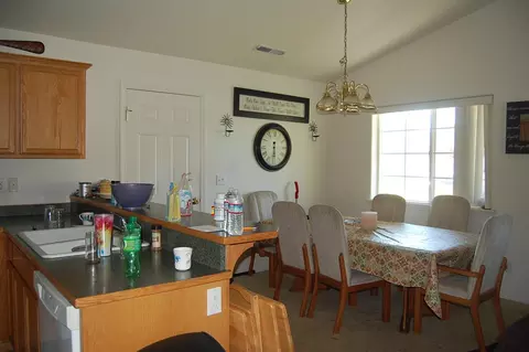 425 De Barr Ave, Medford, OR 97501 photo 4