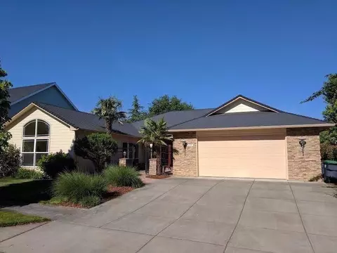 657 Red Oak St, Central Point, OR 97502 photo 1