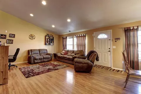 608 Andrea Way, Eagle Point, OR 97524 photo 4