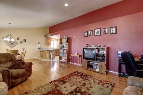 608 Andrea Way, Eagle Point, OR 97524 photo 2