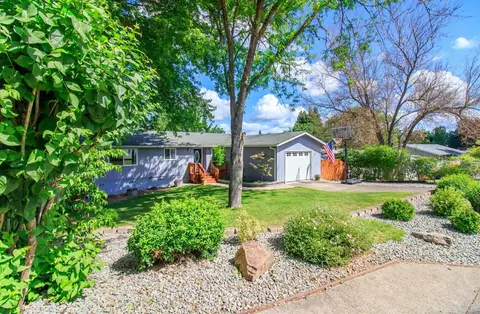 348 Rodale Dr, Eagle Point, OR 97524 photo 2