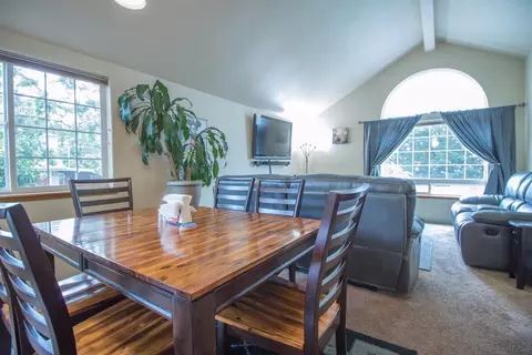 1093 Cherry St, Central Point, OR 97502 photo 10