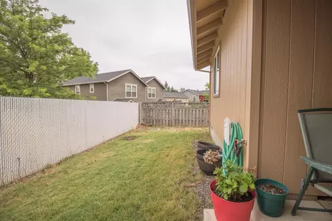 1093 Cherry St, Central Point, OR 97502 photo 5