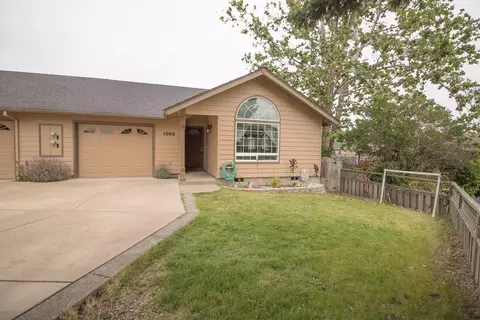 1093 Cherry St, Central Point, OR 97502 photo 2