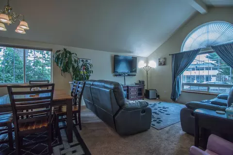 1093 Cherry St, Central Point, OR 97502 photo 9