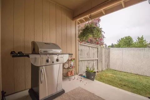 1093 Cherry St, Central Point, OR 97502 photo 4