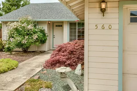 560 C St, Phoenix, OR 97535 photo 2