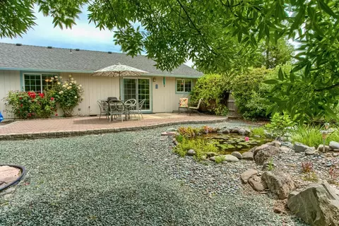 560 C St, Phoenix, OR 97535 photo 8