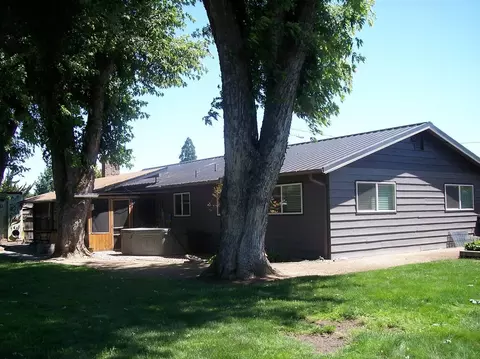 901 Comet Ave, Central Point, OR 97502 photo 17