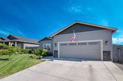 627 Sheffield Dr, Eagle Point, OR 97524 photo 2