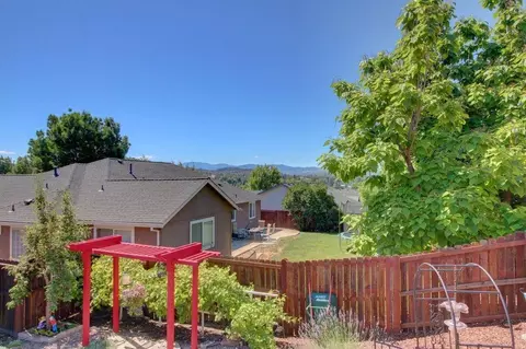 942 Ridgeview Dr, Eagle Point, OR 97524 photo 2