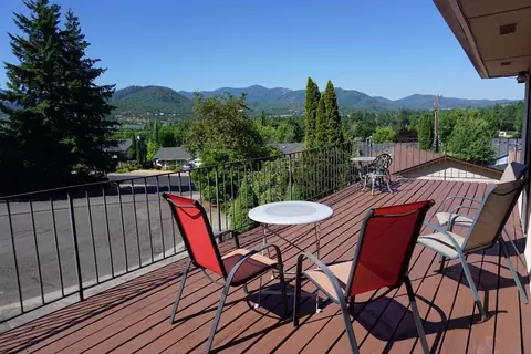 205 Ray Ct, Phoenix, OR 97535 photo 2