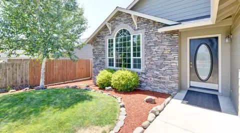 367 N Deanjou Ave, Eagle Point, OR 97524 photo 3