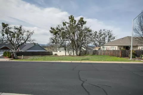566 Old Waverly Way, Eagle Point, OR 97524 photo 3