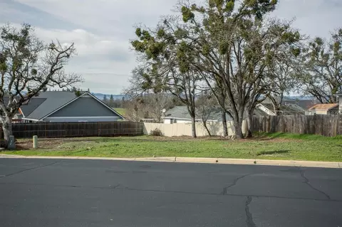 566 Old Waverly Way, Eagle Point, OR 97524 photo 2