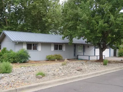1211 Triangle Dr, Central Point, OR 97502 photo 1