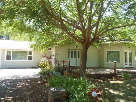 389 Summit Loop, Grants Pass, OR 97527 photo 1