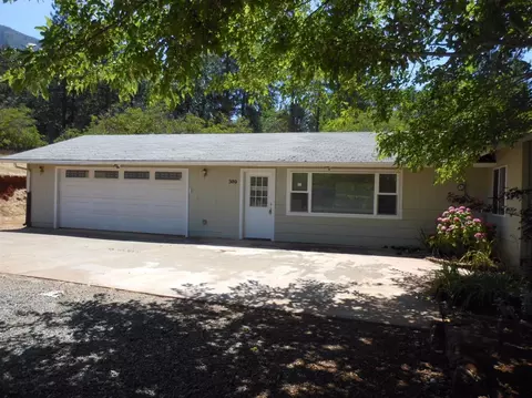 389 Summit Loop, Grants Pass, OR 97527 photo 2
