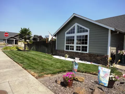 486 Phyllis Dr, Eagle Point, OR 97524 photo 2