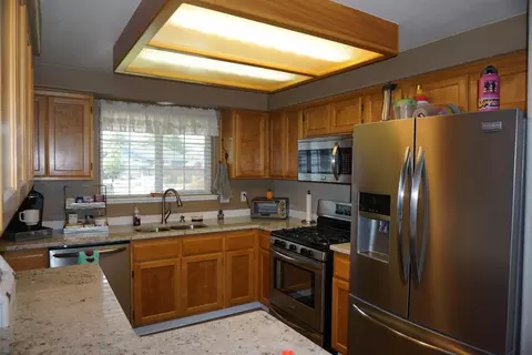 384 Candis Dr, Eagle Point, OR 97524 photo 2