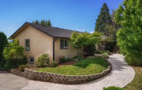 3173 View Cir, Central Point, OR 97502 photo 2